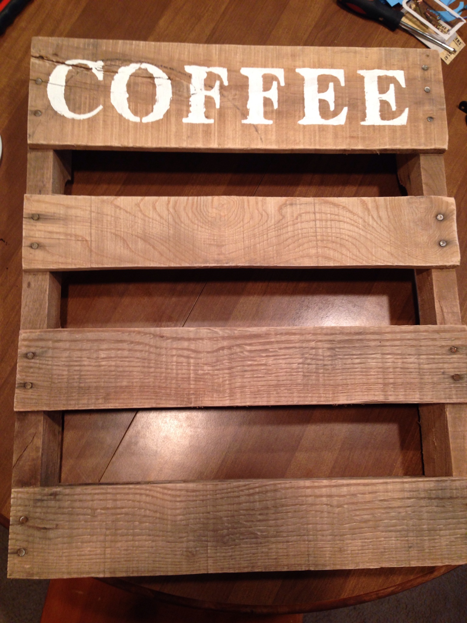 DIY Wood pallet coffee cup holderhow to make one yourself! Coffee  station idea for the kitchen. mugs